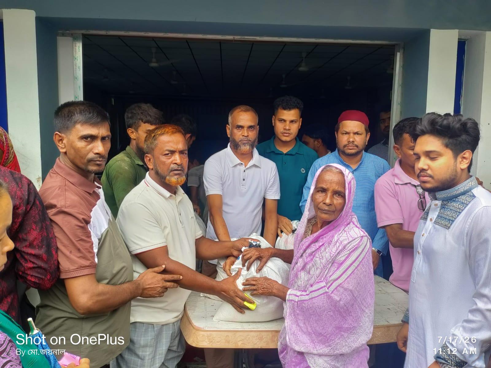 বানভাসি মানুষের সাহায্যে সামর্থ্যবানদের এগিয়ে আসা উচিত’— আলীকদমে ত্রাণ বিতরণকালে মনসুর আলম।